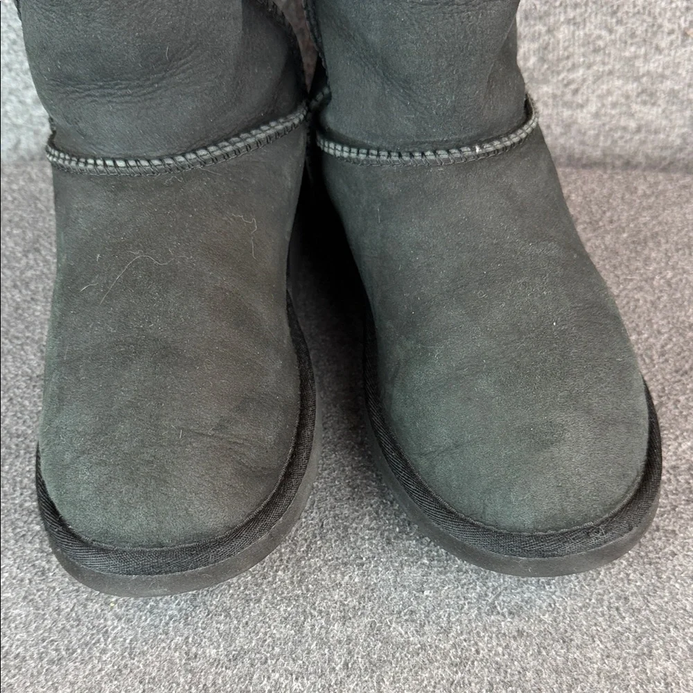 UGG Classic Black‎ Leather Sheepskin Boots Size 5